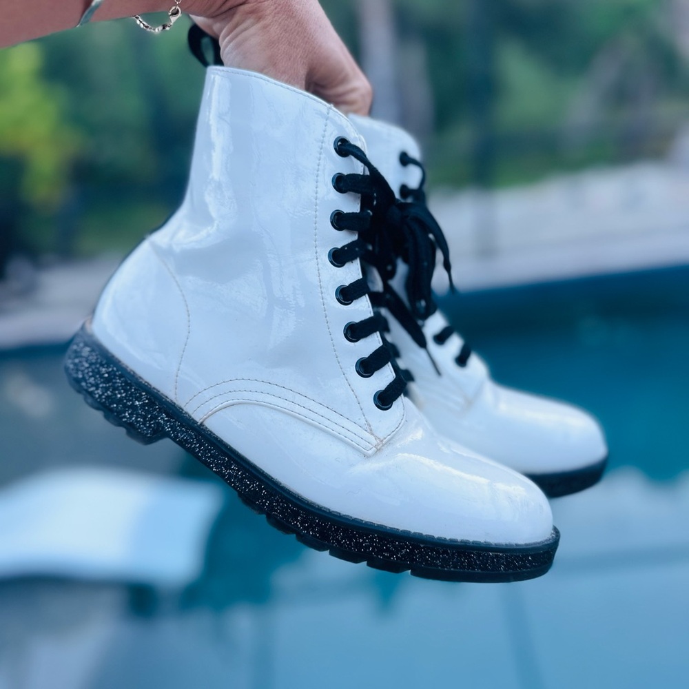 Girls White combat boot with glitter sole 5